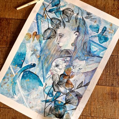 Accueil – Elémentaire Illustration page d'accueil, Peinture aquarelle dans les tons bleus représentant une femme de profil penchée en avant avec des fleurs et des créature mi volantes mi aquatiques abstraites
